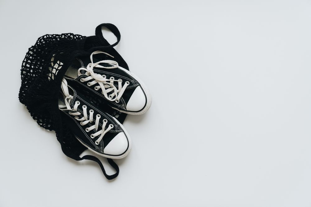 STRIDE Urban Walker — sneakers kasual pria warna hitam